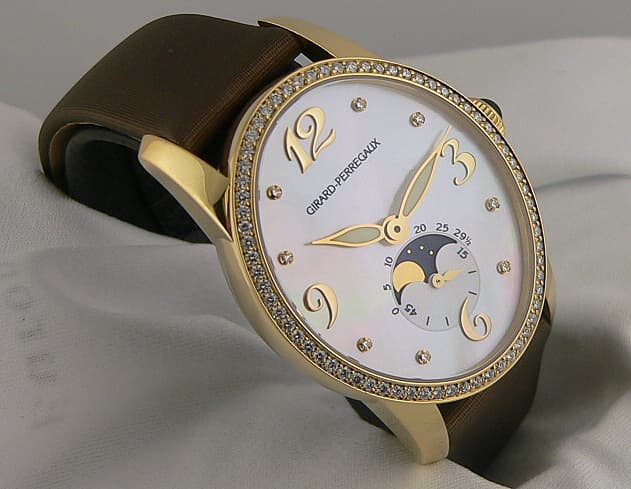 Girard Perregaux Cat's Eye Moon
(Vertical)
