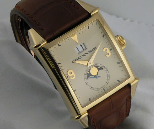 Girard Perregaux Vintage 1945 Yellow Gold Moon Big Date

