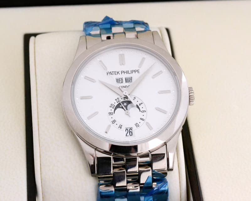Patek Philippe Annual Calendar Silver Dial 18K White Gold / Bracelet