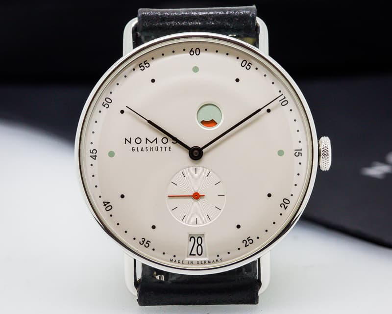 Nomos Metro Datum "Gangreserve" SS white Dial 