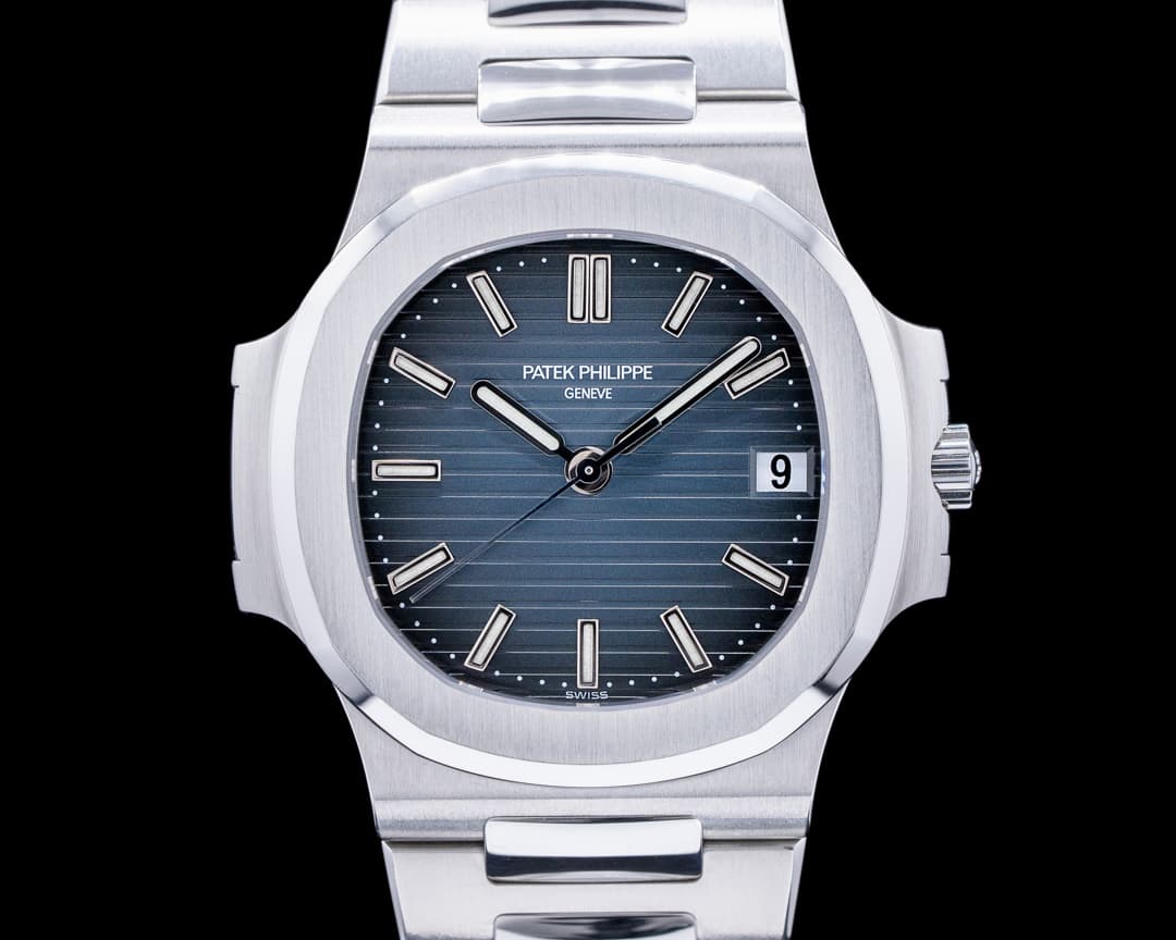 Patek Philippe Nautilus Mid Size / Display Back 5800 RARE FULL SET 