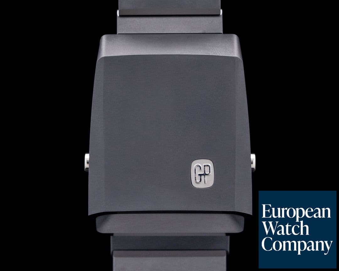 Image of Girard Perregaux 39800 Casquette 2.0 Ceramic / Titanium Digital Dial