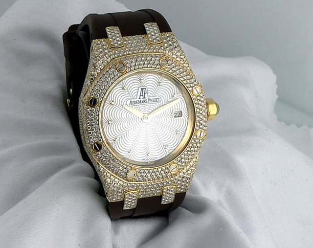 Audemars Piguet Royal Oak YG
Ladies with Diamonds