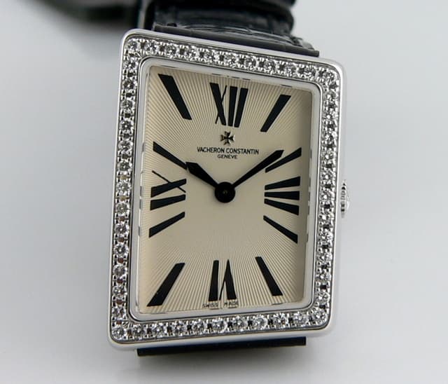 Vacheron Constantin 1972 Asymmetric Small
White Gold
Ladies