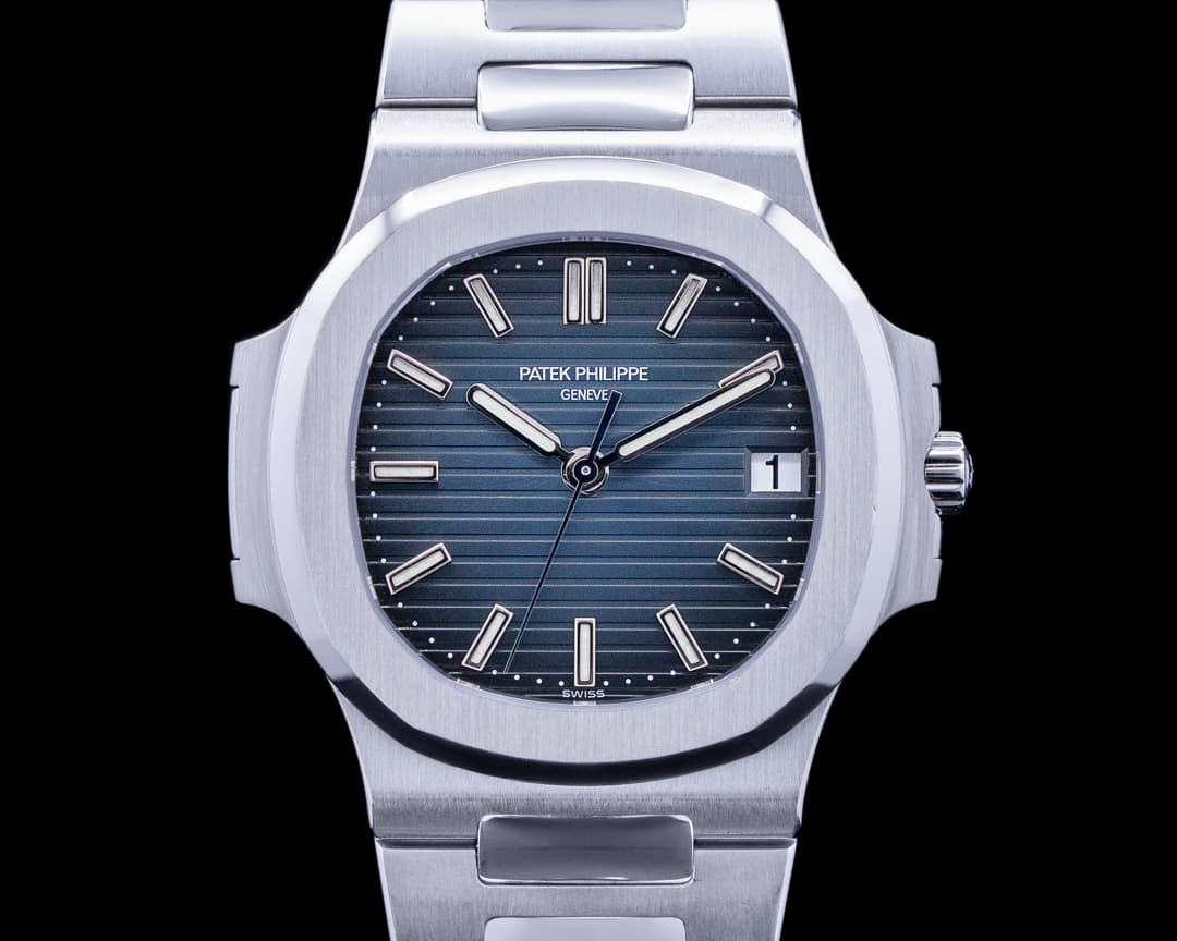 Patek Philippe Nautilus Mid Size / Display Back 5800 RARE FULL SET